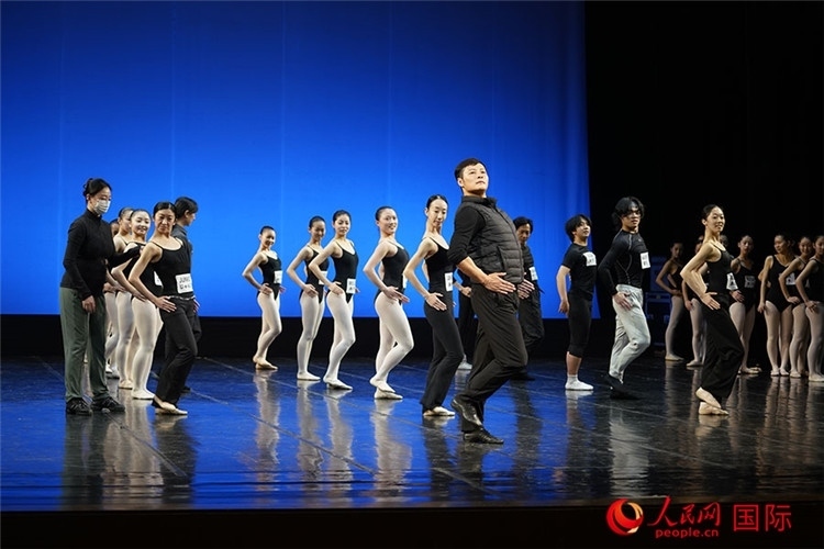 松山芭蕾舞團青年代表團成員在中央芭蕾舞團跟隨中方教師上課。人民網(wǎng)記者 張麗婭攝