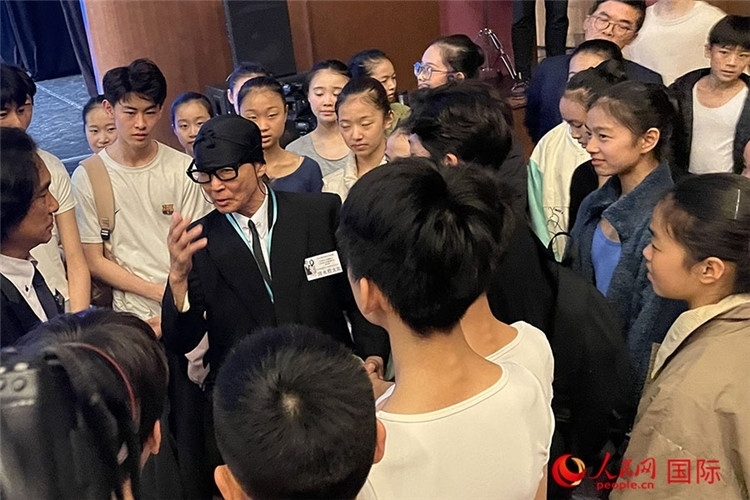 松山芭蕾舞團總代表清水哲太郎與中央芭蕾舞團舞蹈學(xué)校的學(xué)生們交流。人民網(wǎng)記者 張麗婭攝