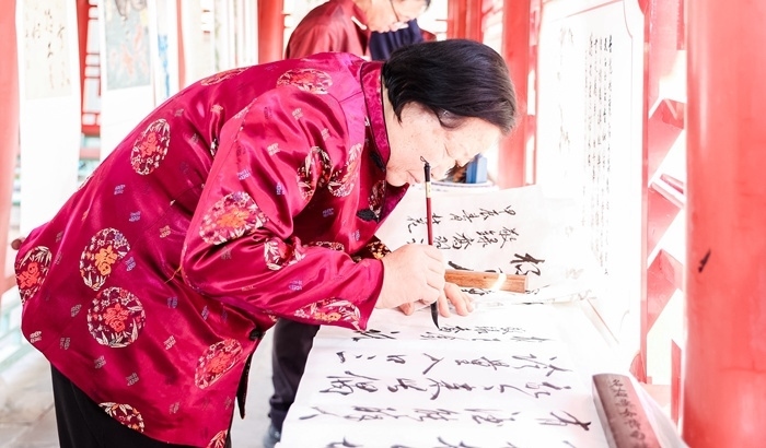 杏花節(jié)書畫展上書法家現(xiàn)場(chǎng)創(chuàng)作。受訪方供圖