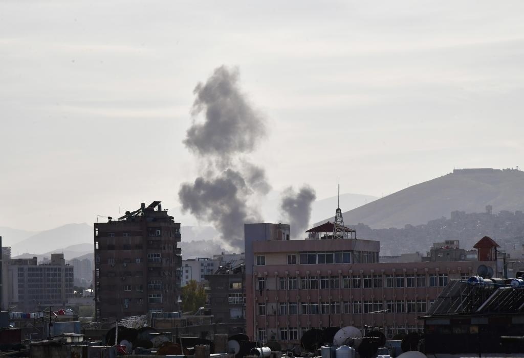 這是4月1日在敘利亞首都大馬士革拍攝的爆炸后升起的濃煙。新華社發(fā)（阿瑪爾攝）