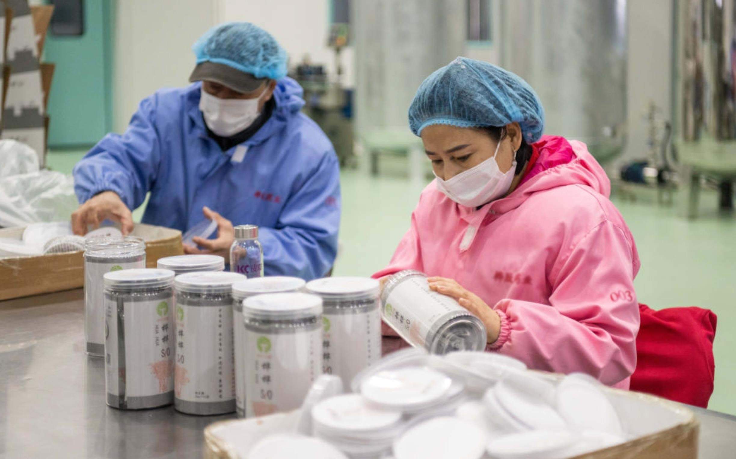 △2024年3月12日，黑龍江伊春一家公司內(nèi)，工作人員在包裝樺樹汁相關(guān)產(chǎn)品。