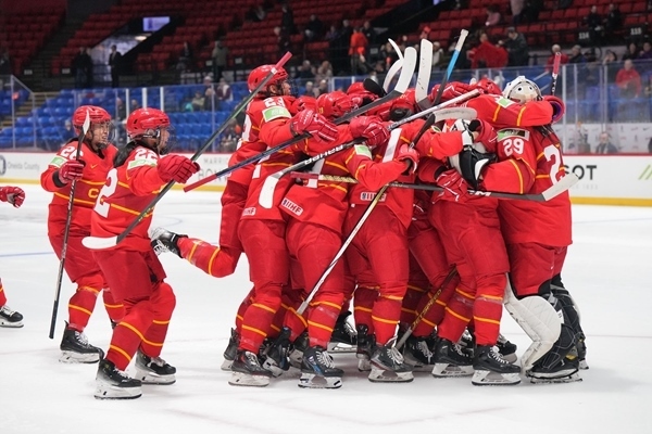 中國隊慶祝比賽勝利。圖片來源：國際冰聯(lián)