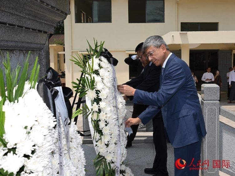 陳海大使向中國(guó)遠(yuǎn)征軍紀(jì)念碑敬獻(xiàn)花籃。人民網(wǎng)記者 謝佳君攝