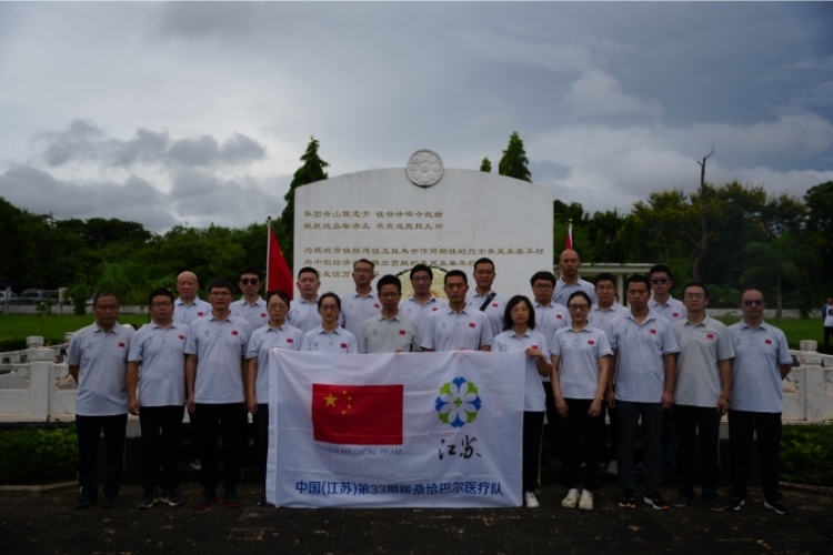 醫(yī)療隊(duì)合影。中國(guó)援桑醫(yī)療隊(duì)供圖