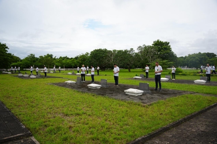 醫(yī)療隊(duì)隊(duì)員向烈士們獻(xiàn)花。中國(guó)援桑醫(yī)療隊(duì)供圖