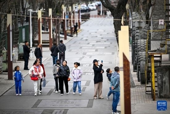 4月5日，游客在寧夏石嘴山市大武口洗煤廠工業(yè)遺址公園游覽。新華社記者 馮開華 攝