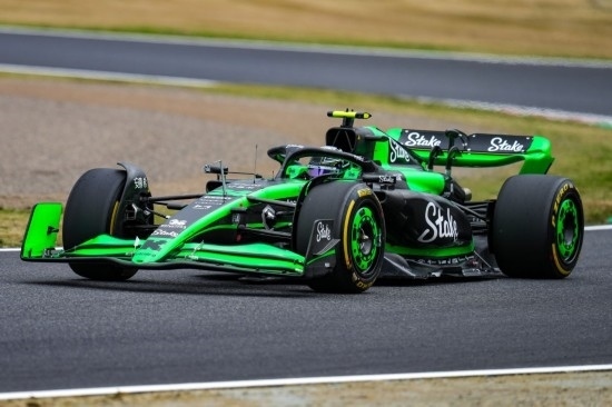 4月5日，索伯車隊(duì)中國(guó)車手周冠宇在練習(xí)賽中。新華社記者 張笑宇 攝