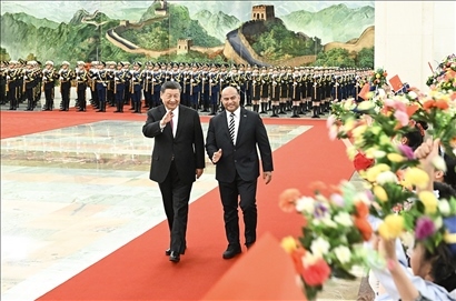 △2024年3月25日，習(xí)近平主席在北京人民大會(huì)堂同來(lái)華進(jìn)行國(guó)事訪問(wèn)的瑙魯總統(tǒng)阿迪昂舉行會(huì)談。這是會(huì)談前，習(xí)近平主席在人民大會(huì)堂北大廳為阿迪昂總統(tǒng)舉行歡迎儀式。