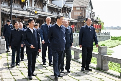 △2024年3月18日至21日，習(xí)近平總書記在湖南考察。這是19日上午，總書記在常德河街考察。