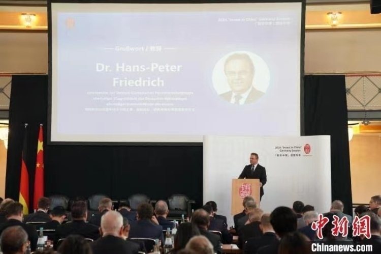 當(dāng)?shù)貢r間4月5日，由中國商務(wù)部主辦的“投資中國”德國專場推介活動在斯圖加特市舉行。中新社記者 馬秀秀 攝