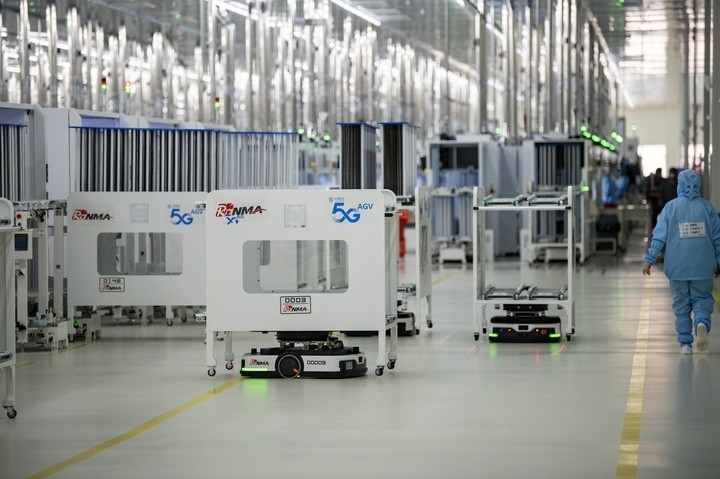 2024年1月10日，在位于浙江省金華市金義新區(qū)的潤馬光能集團金華工廠智能化生產(chǎn)車間里，AGV（自動導(dǎo)引運輸）小車忙碌穿梭在生產(chǎn)單元之間。圖源新華社