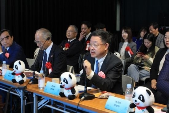 圖為四川省文化和旅游廳廳長戴允康向日本友人介紹四川旅游資源。（中國駐東京旅游辦事處供圖）