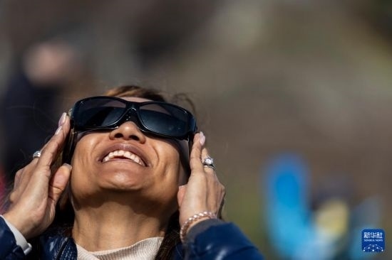 4月8日，一名女子在美國紐約州普拉茨堡觀看日食。新華社發(fā)（文森特·約翰遜攝）