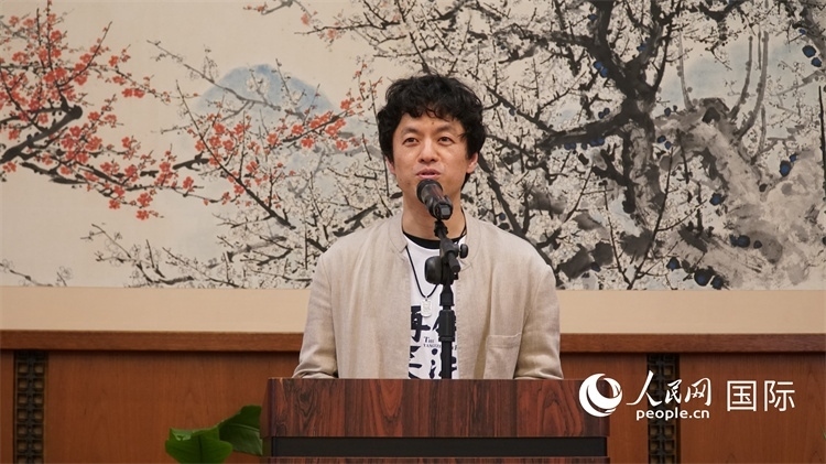 影片導(dǎo)演竹內(nèi)亮致辭。人民網(wǎng) 蔣曉辰攝