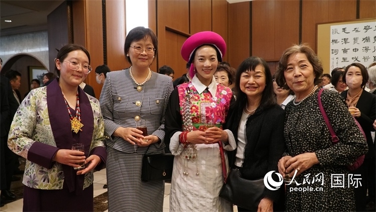 來(lái)賓與茨姆等人熱烈交流并合影留念。人民網(wǎng) 蔣曉辰攝