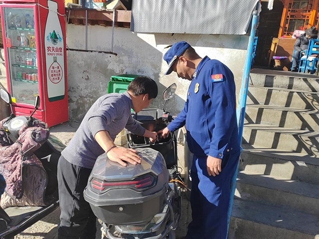 拉薩市消防救援支隊(duì)組織開展電動(dòng)自行車消防安全檢查工作。受訪者供圖