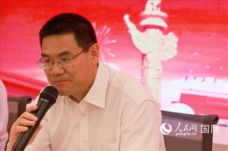 北京海外聯(lián)誼會會長楊晉柏在座談會上致辭。人民網(wǎng)記者 陳海琪攝