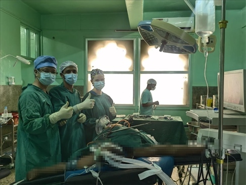 蔣國(guó)慶醫(yī)生（左）和當(dāng)?shù)蒯t(yī)生慶祝手術(shù)成功。中國(guó)援桑醫(yī)療隊(duì)供圖