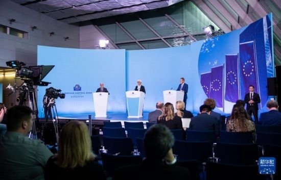 4月11日，歐洲中央銀行行長拉加德（中）在德國法蘭克福歐洲中央銀行總部出席新聞發(fā)布會。新華社記者 張帆 攝