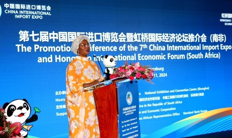 南非貿(mào)易、工業(yè)和競爭部出口促進司副總司長馬塔博格致辭。（圖片來源：中國國際進口博覽會官微）
