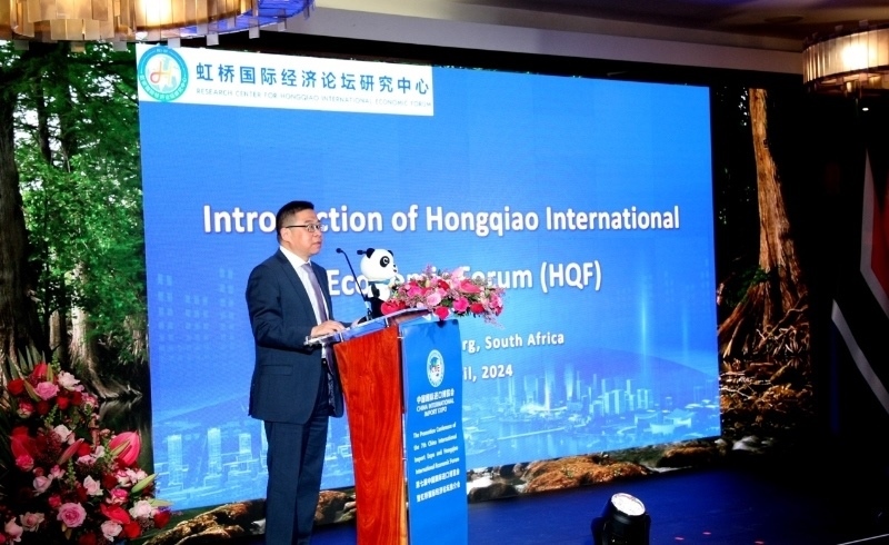 虹橋國際經(jīng)濟論壇研究中心副理事長、商務部國際貿(mào)易經(jīng)濟合作研究院副院長俞子榮致辭。（圖片來源：中國國際進口博覽會官微）