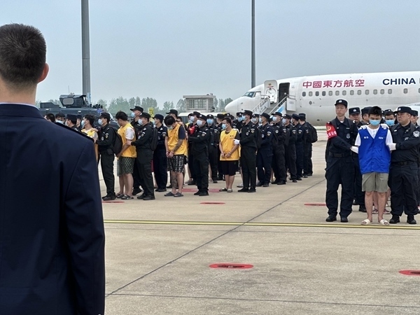 中國籍涉賭詐違法犯罪嫌疑人從柬埔寨被押解回國。人民網(wǎng)記者 郝萍攝