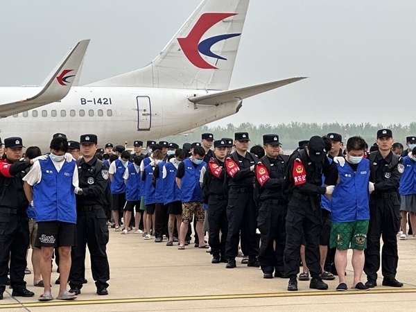 中國籍涉賭詐違法犯罪嫌疑人從柬埔寨被押解回國。人民網(wǎng)記者 郝萍攝