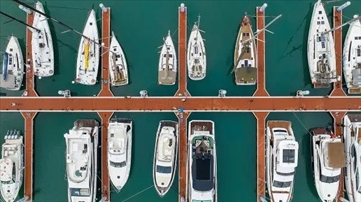 △超250艘船艇亮相第四屆消博會(huì)游艇展。