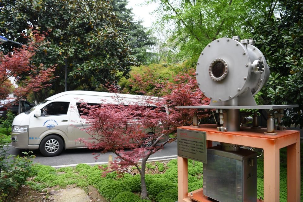 2024年4月6日，在位于安徽合肥的中國(guó)科學(xué)技術(shù)大學(xué)，自主研制的原位實(shí)驗(yàn)裝置準(zhǔn)備運(yùn)往上海光源開(kāi)展實(shí)驗(yàn)。