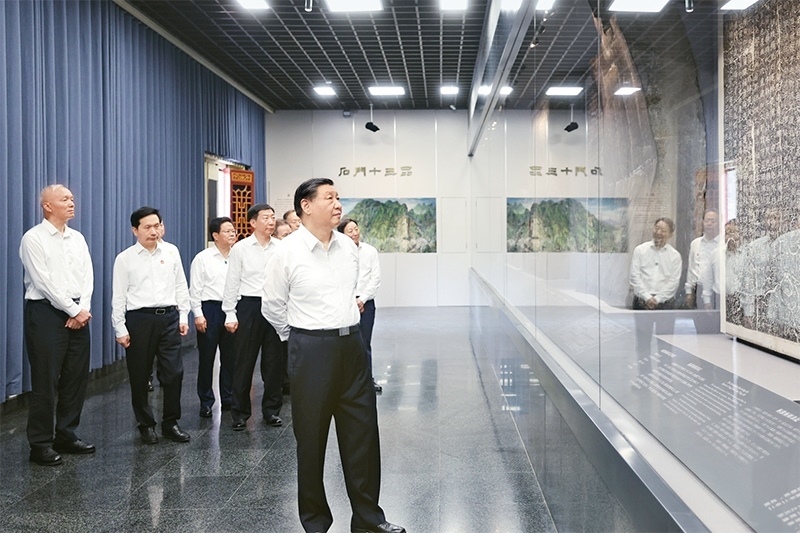 2023年7月29日，中共中央總書(shū)記、國(guó)家主席、中央軍委主席習(xí)近平在四川考察結(jié)束返京途中，來(lái)到陜西省漢中市考察。這是習(xí)近平參觀漢中市博物館有關(guān)歷史文物展陳。 新華社記者 鞠鵬/攝