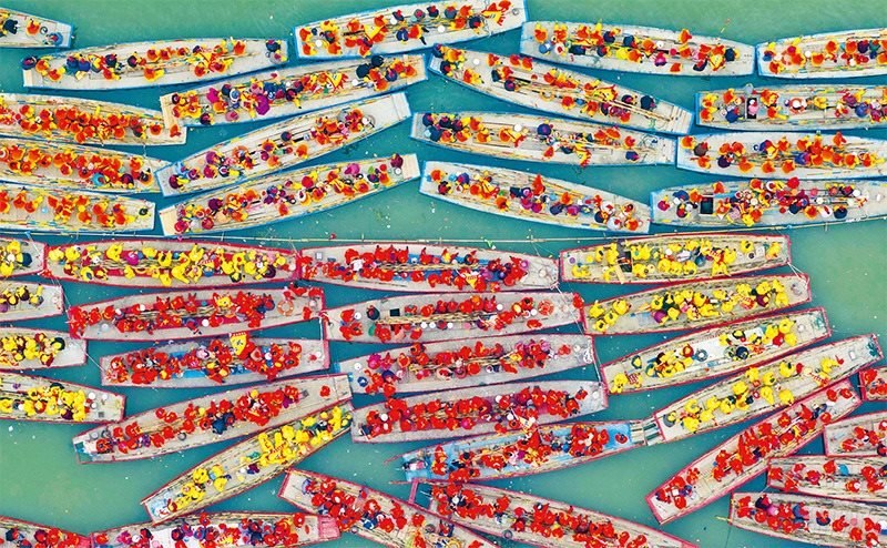 溱潼會(huì)船由南宋相沿至今，歷經(jīng)數(shù)百年傳承，被列入國家級(jí)非物質(zhì)文化遺產(chǎn)名錄。圖為2024年4月6日在江蘇省泰州市姜堰區(qū)溱湖國家濕地公園參加會(huì)船表演的船只。 新華社發(fā) 湯德宏/攝