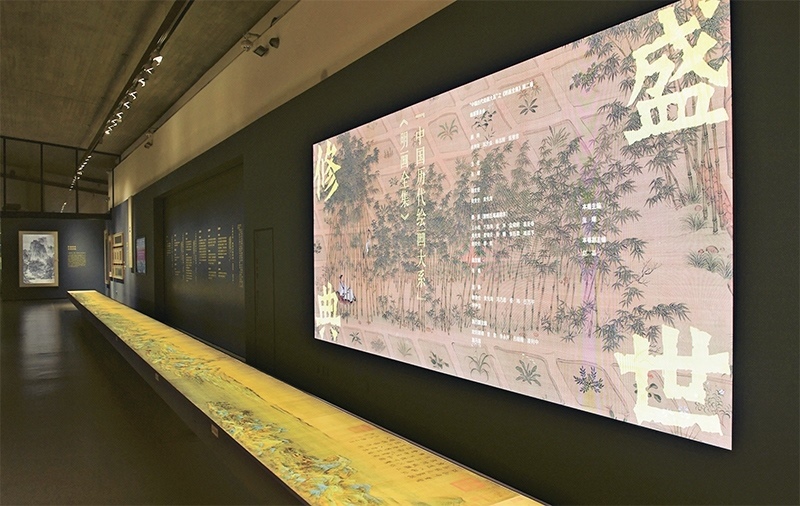 “中國歷代繪畫大系”，是習(xí)近平總書記親自批準(zhǔn)、高度重視的一項(xiàng)規(guī)模浩大、縱貫歷史、橫跨中外的國家級(jí)重大文化工程。圖為中國國家版本館杭州分館展示的“盛世修典——‘中國歷代繪畫大系’”收錄的數(shù)字化古畫（2023年5月31日攝）。 新華社記者 翁忻旸/攝
