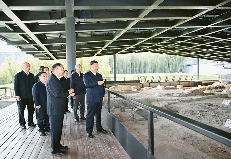 2023年10月10日至13日，中共中央總書(shū)記、國(guó)家主席、中央軍委主席習(xí)近平在江西考察。這是11日上午，習(xí)近平在景德鎮(zhèn)市陶陽(yáng)里歷史文化街區(qū)南麓遺址考察。 新華社記者 謝環(huán)馳/攝