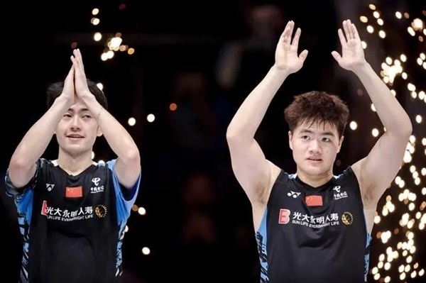 4月14日，梁偉鏗（右）/王昶在頒獎(jiǎng)儀式上。 新華社記者 江漢攝