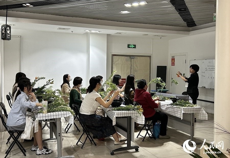 插花體驗課。人民網(wǎng) 玄番登史江攝