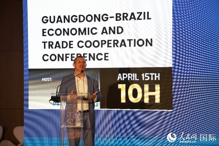 巴西里約州能源和海洋經(jīng)濟(jì)部國(guó)務(wù)秘書費(fèi)利佩·佩肖托在推介會(huì)上致辭。人民網(wǎng)記者 陳海琪攝