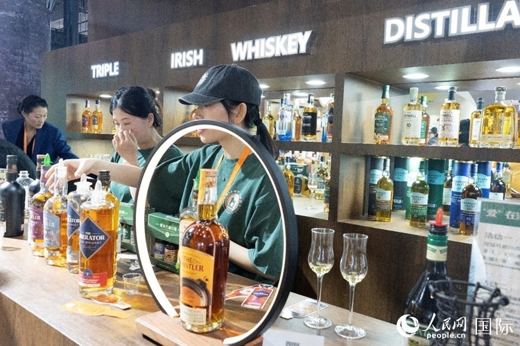 第四屆中國國際消費品博覽會愛爾蘭國家館內(nèi)的參展商。人民網(wǎng) 常沙攝