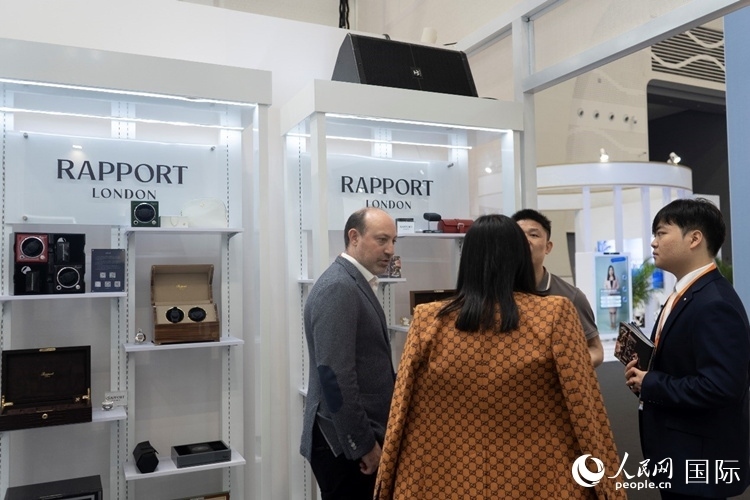客商在第四屆中國國際消費品博覽會英國國家館內(nèi)交談。人民網(wǎng) 常沙攝