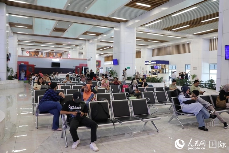 乘客在雅萬高鐵雅加達(dá)哈利姆站候車。人民網(wǎng)記者 曹師韻攝