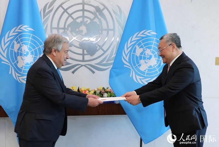 4月16日，中國(guó)新任常駐聯(lián)合國(guó)代表、特命全權(quán)大使傅聰在紐約聯(lián)合國(guó)總部向聯(lián)合國(guó)秘書長(zhǎng)古特雷斯遞交了全權(quán)證書。 人民網(wǎng)記者 李志偉攝