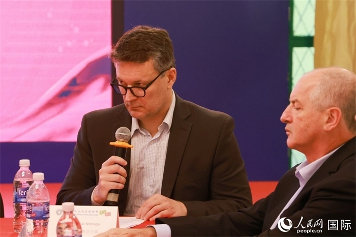 中巴友好協(xié)會主席恩里克·諾布雷加（左）在座談會上致辭。人民網(wǎng)記者 陳海琪攝