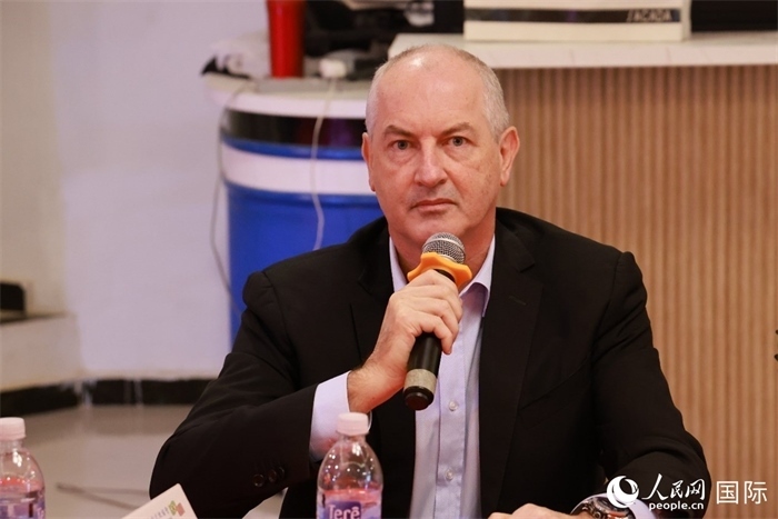 巴西里約大都會研究所執(zhí)行官西奧·舒克在座談會上致辭。人民網(wǎng)記者 陳海琪攝