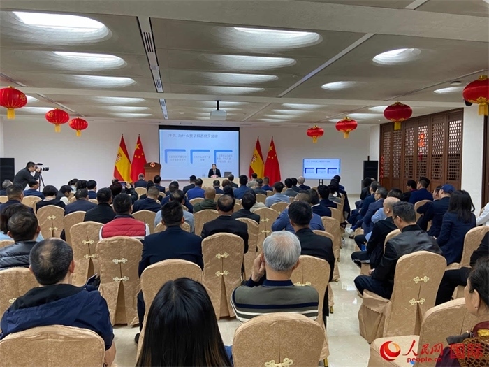 季奕鴻律師主講法律知識。人民網(wǎng)記者 范劍青攝