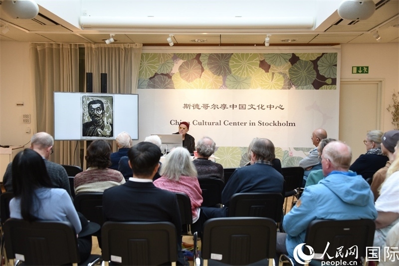 托斯頓·朱雷爾介紹其收藏的中國版畫作品。人民網(wǎng)記者殷淼攝