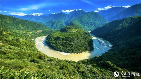 風(fēng)景秀麗、植被繁茂的西藏林芝市墨脫縣果果塘大拐彎。人民網(wǎng)記者 次仁羅布攝