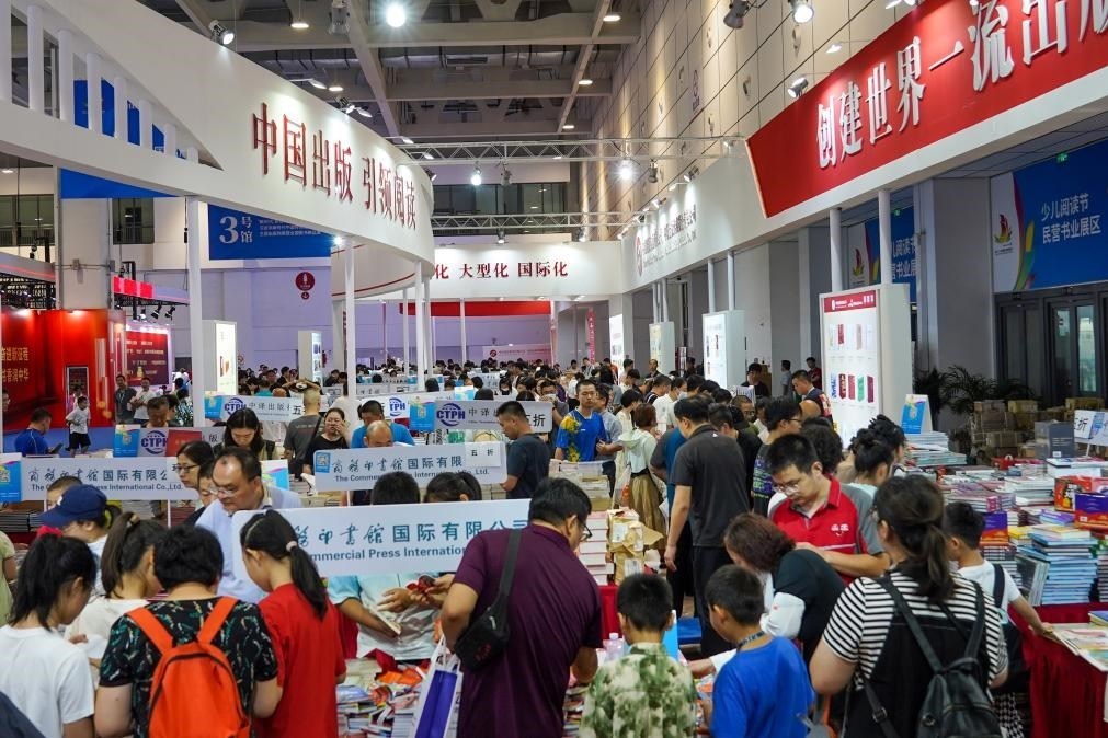 2023年7月31日，在第31屆全國圖書交易博覽會上，讀者在閱覽選購新書。新華社記者 朱崢 攝