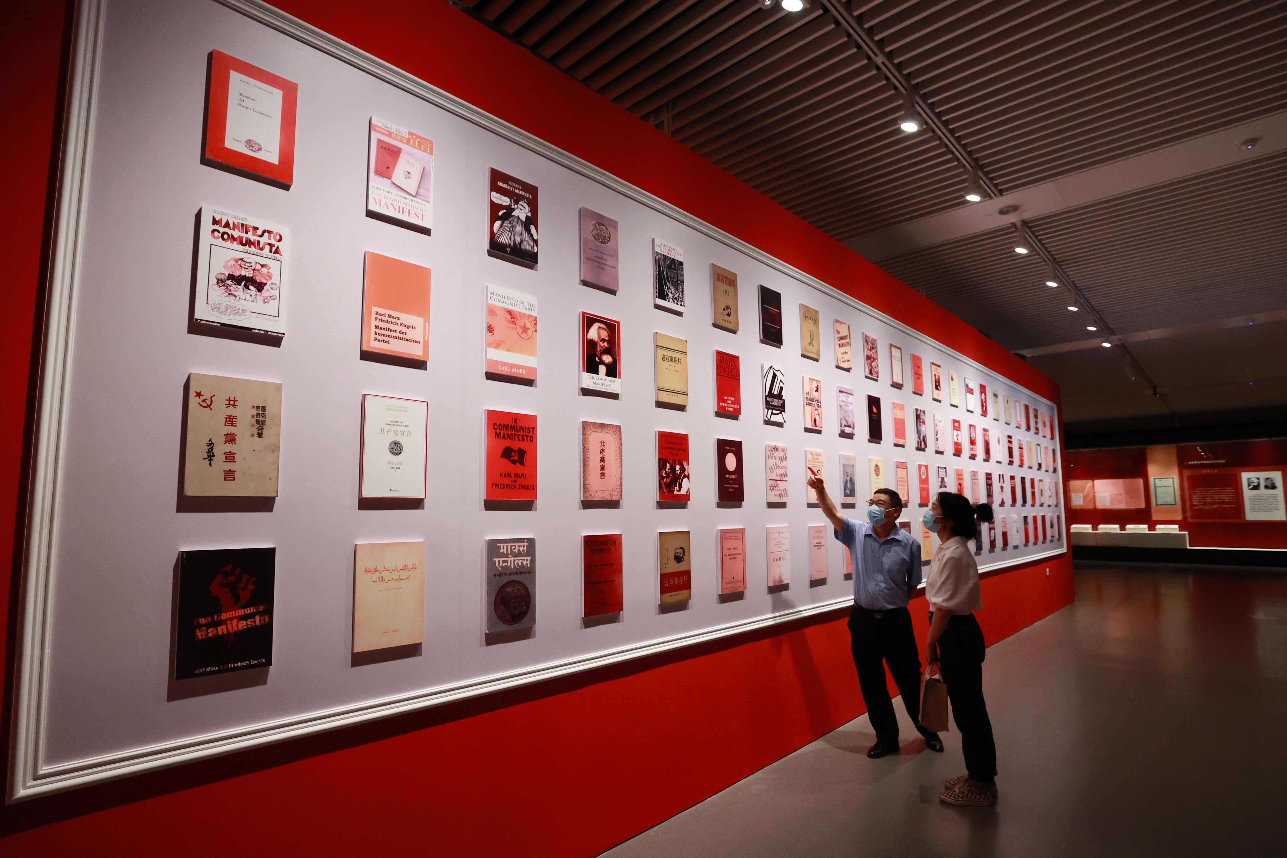 △2021年8月5日，觀眾在國(guó)家圖書館觀看不同版本的《共產(chǎn)黨宣言》。