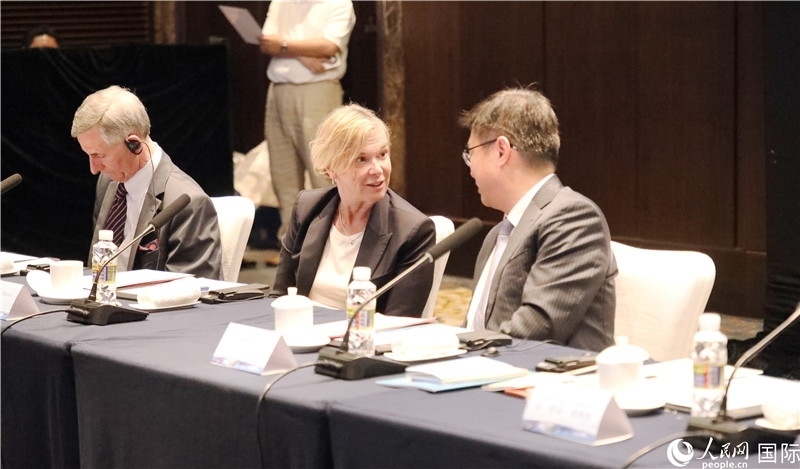 宣介會上，中外官員親切交談。人民網(wǎng)記者趙益普攝