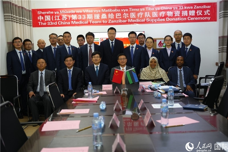 中非雙方代表及醫(yī)療隊(duì)在捐贈(zèng)現(xiàn)場(chǎng)合影。中國(guó)援桑醫(yī)療隊(duì)供圖