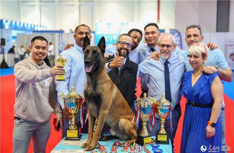 圖為參會(huì)嘉賓與獲獎(jiǎng)寵物合影，塔里克·易卜拉欣攝